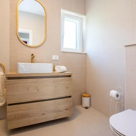House Amaris, 20m From Sea With Parking, 6 Pax Holiday home