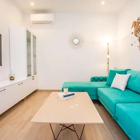 House Amaris, 20m From Sea With Parking, 6 Pax Holiday home